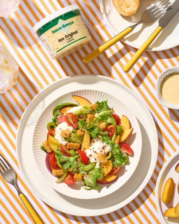 Fruchtiger Sommersalat mit Burrata und Haus-Sauce Web