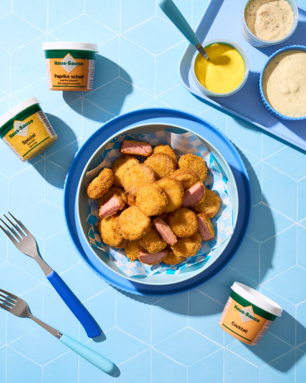 Frittierte Bratwurst mit Haus-Saucen Web Frittierte Bratwurst mit Haus-Saucen Web